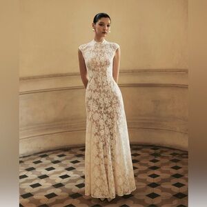 Elegant Cream Lace Wedding Dress